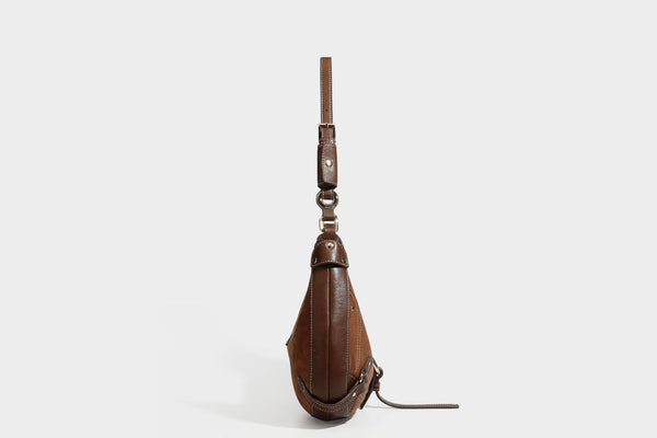 Halbmondförmige Schultertasche in camelbrauner Wildlederoptik mit weißen Kontrastnähten, goldfarbenen Beschlägen und