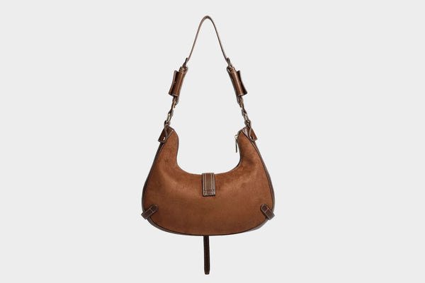 Halbmondförmige Schultertasche in camelbrauner Wildlederoptik mit weißen Kontrastnähten, goldfarbenen Beschlägen und
