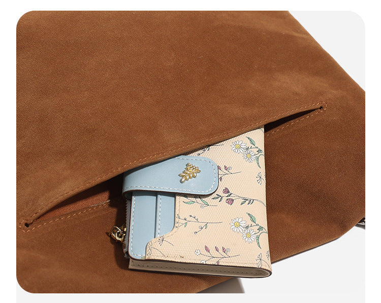 Strukturierte Schultertasche mit Überschlag und silberfarbenem Kettenriemen in cognacfarbener Velourslederoptik, Umschlagverschluss und seitlicher Ösenpartie