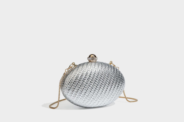 Kleine, ovale, metallisch gewebte Clutch mit juwelenbesetztem Bügelverschluss in Goldoptik und abnehmbarem Kettenriemen, Detailansicht 20