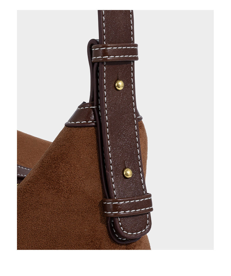 Matte Hobo-Schultertasche in warmem Braun mit dunklem Besatz in Lederoptik, Kontrastnähten, goldfarbenen Metallbeschlägen und