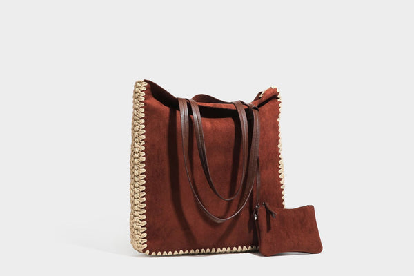 Große matte Tote-Bag in Veloursleder-Optik mit cremefarbenem Randbesatz aus gehäkelter Kordel, langen schmalen Schulterriemen und kleinem abnehmbarem, passendem