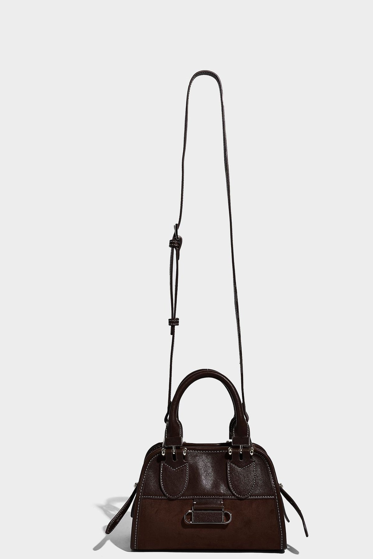 Kleine strukturierte Satchel-Tasche mit abgerundeten Henkeln, kontrastierenden weißen Steppnähten, Steckverschluss in Silberoptik und abnehmbarem