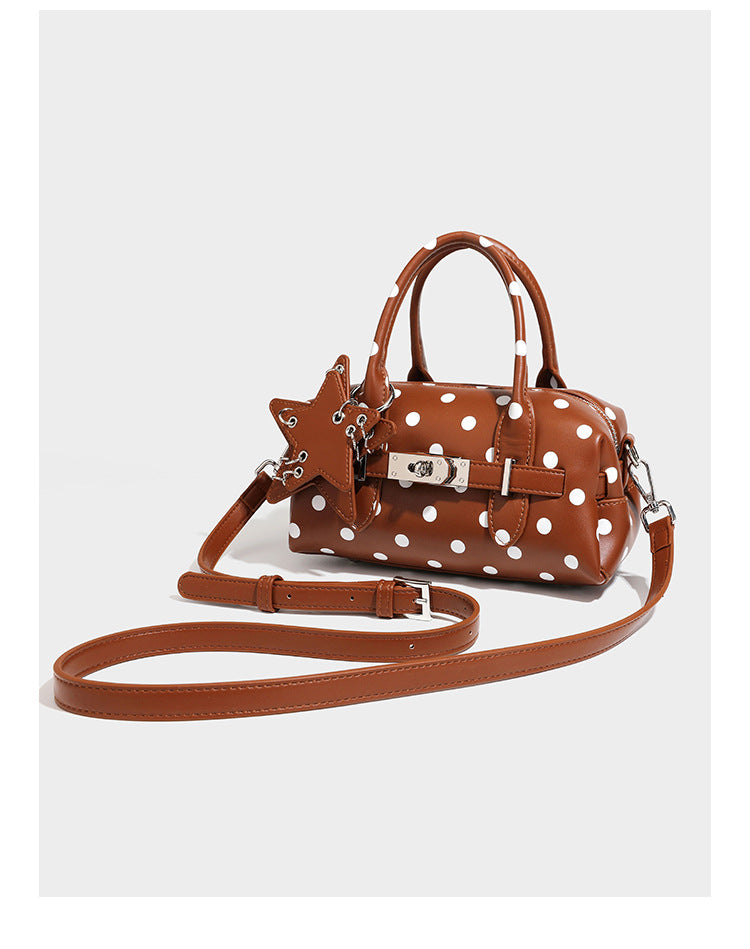 Kleine, strukturierte Mini-Henkeltasche mit Polka-Dot-Muster, Sternanhänger, Schnallriemen-Detail auf der Vorderseite, zwei Henkeln und abnehmbarem