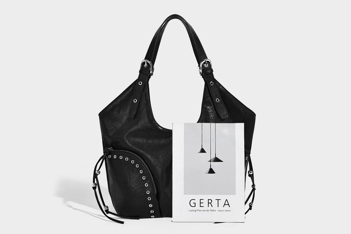 Große, weich fallende Hobo-Schultertasche in Lederoptik mit silberfarbenen Nieten, mit Ösen verzierten Reißverschlussfächern auf der Vorderseite und verstellbaren Doppel