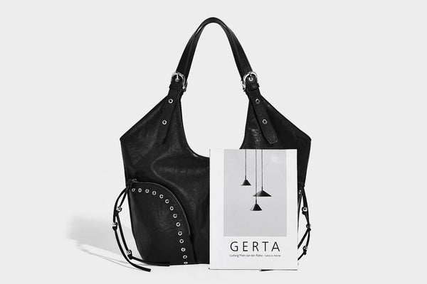Große, weich fallende Hobo-Schultertasche in Lederoptik mit silberfarbenen Nieten, mit Ösen verzierten Reißverschlussfächern auf der Vorderseite und verstellbaren Doppel
