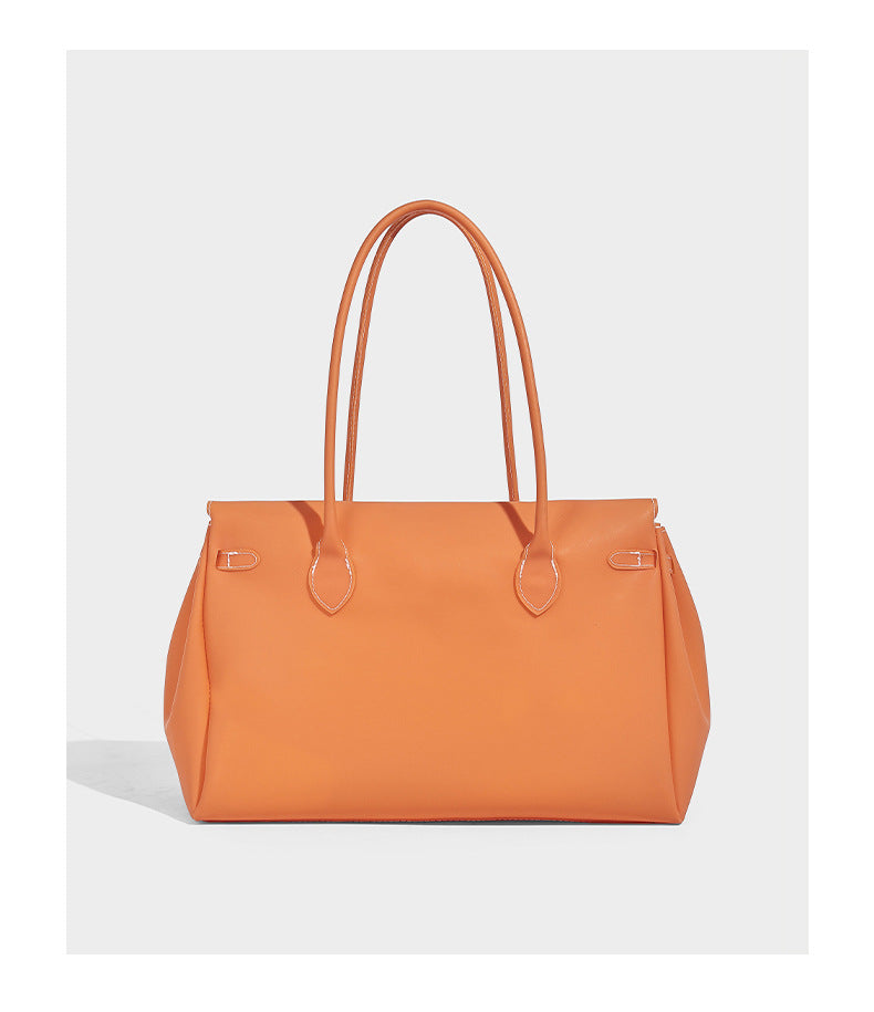 Strukturierte matte Jelly-Tote-Bag mit goldfarbenem Drehverschluss an der Klappe, zwei Schulterriemen, seitlichen Einsätzen und dekorativen