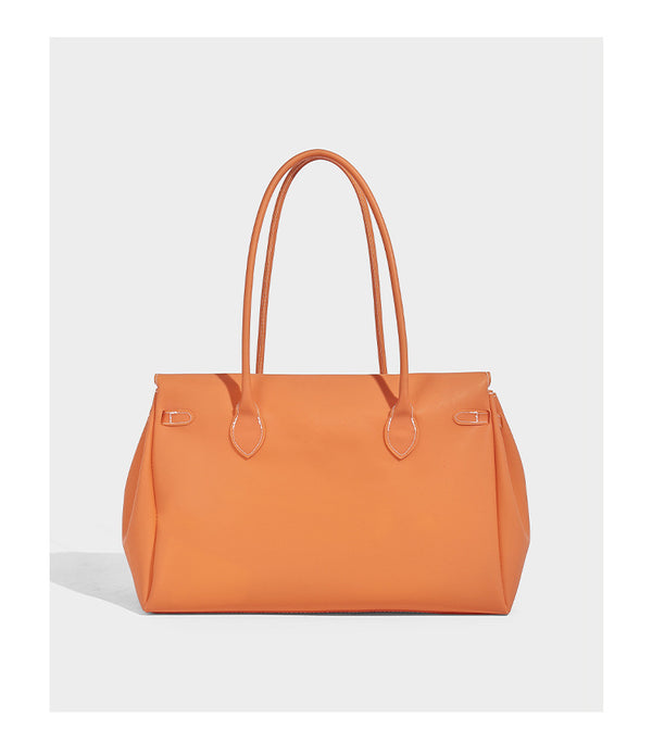 Strukturierte matte Jelly-Tote-Bag mit goldfarbenem Drehverschluss an der Klappe, zwei Schulterriemen, seitlichen Einsätzen und dekorativen