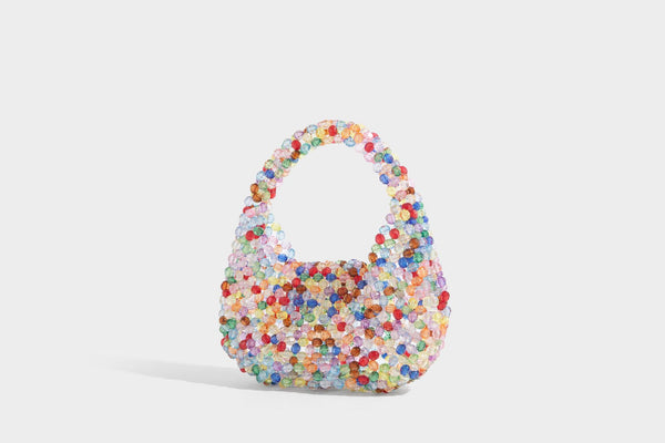 Kleine, abgerundete Hobo-Bag mit facettierten, durchscheinenden Perlen in Kristalloptik, passendem Perlenhenkel oben und silberfarbenen Details