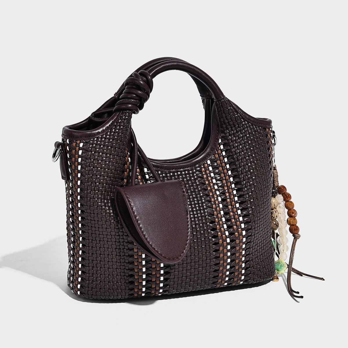 Gewebte Bucket-Tote in Pastellblau mit geflochtenen Henkeln, offenem Frontfach, Perlenanhänger und abnehmbarem Crossbody-Riemen