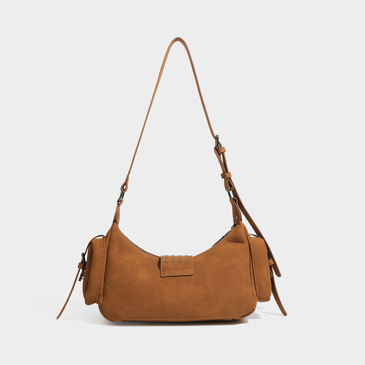 Braune Schultertasche in matter Velourslederoptik mit Gunmetal-Nieten, vorderer Schnallenlasche, aufgesetzten Klappentaschen und verstellbarem Crossbody-Riemen