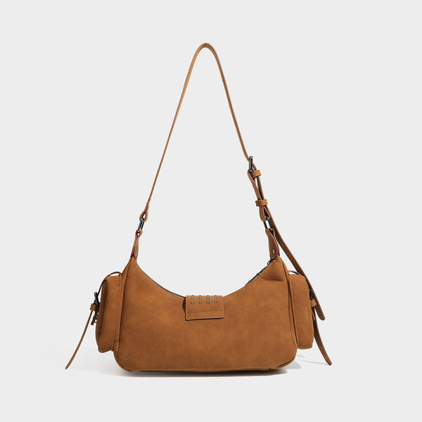 Braune Schultertasche in matter Velourslederoptik mit Gunmetal-Nieten, vorderer Schnallenlasche, aufgesetzten Klappentaschen und verstellbarem Crossbody-Riemen