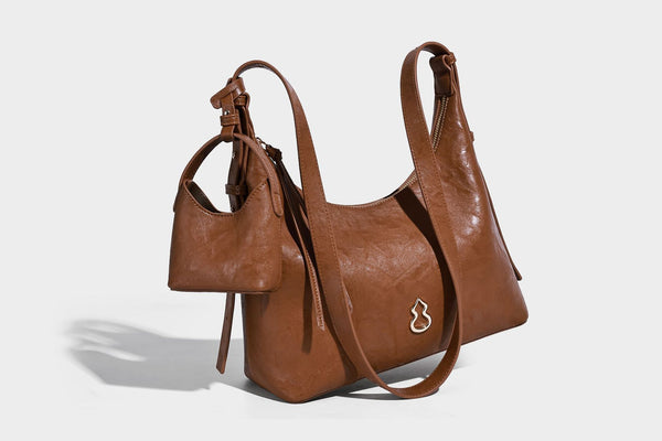 Glänzende Hobo-Schultertasche in Lederoptik mit abnehmbarem Mini-Etui und Logo-Beschlägen in Goldoptik, Detailansicht 29