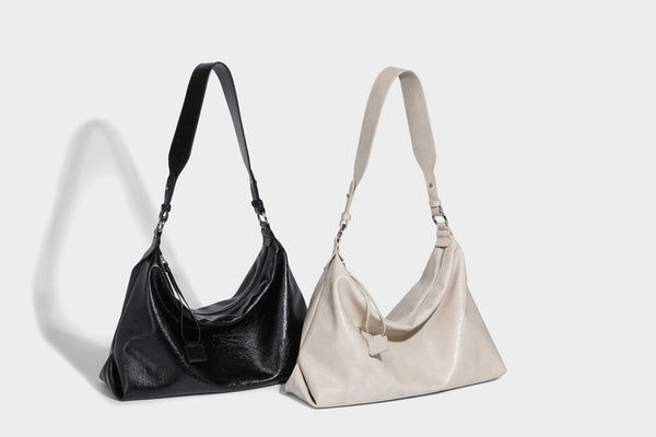Weich fallende Hobo-Schultertasche mit glänzender Crinkle-Oberfläche, Reißverschluss oben und verstellbarem Riemen, Detailansicht 24