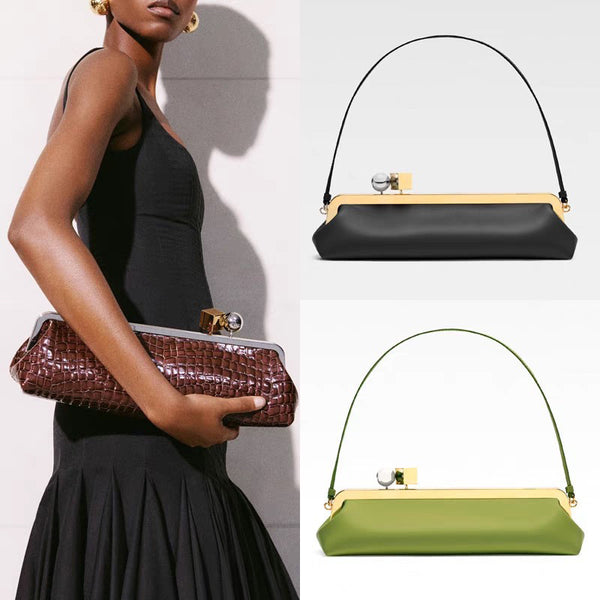 Strukturierte Clutch mit Kiss-Lock-Bügelverschluss aus dunkelbrauner, krokodil-embossierter Lederoptik mit Beschlägen in Goldoptik und schmalem