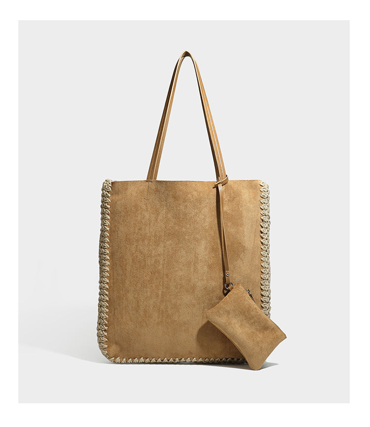 Große matte Tote-Bag in Veloursleder-Optik mit cremefarbenem Randbesatz aus gehäkelter Kordel, langen schmalen Schulterriemen und kleinem abnehmbarem, passendem