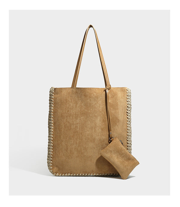 Große matte Tote-Bag in Veloursleder-Optik mit cremefarbenem Randbesatz aus gehäkelter Kordel, langen schmalen Schulterriemen und kleinem abnehmbarem, passendem