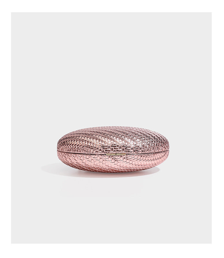 Kleine, ovale, metallisch gewebte Clutch mit juwelenbesetztem Bügelverschluss in Goldoptik und abnehmbarem Kettenriemen, Detailansicht 14
