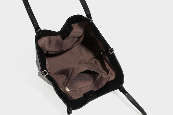 Große, glänzende Tragetasche in Schwarz aus geknitterter Lederoptik mit lässiger Trapez-Silhouette, zwei Schulterriemen und goldfarbenem