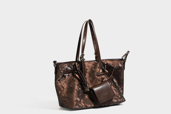 Glänzende, geknautschte Metallic-Tote-Bag mit zwei Tragegriffen oben, abnehmbarem Schulterriemen und abnehmbarer Mini-Reißverschlusstasche in Braun