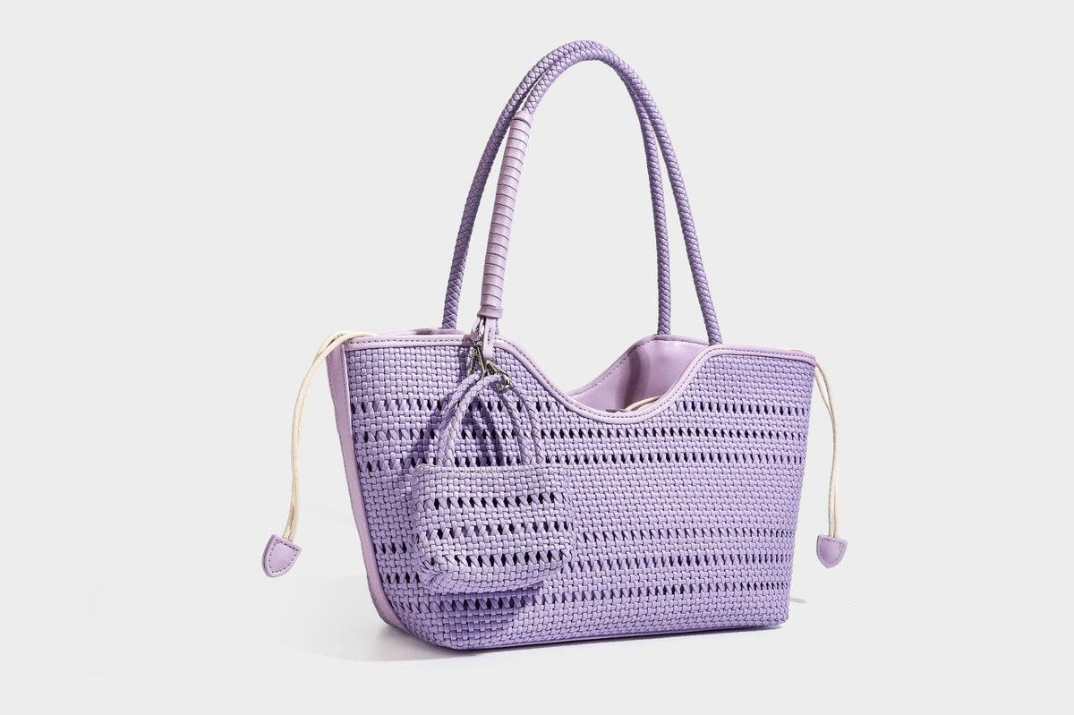 Strukturierte Henkeltasche aus geflochtenem Material in Dunkelbraun mit geflochtenen Henkeln, seitlichen Zugbändern und befestigtem Mini-Täschchen aus geflochtenem Material mit