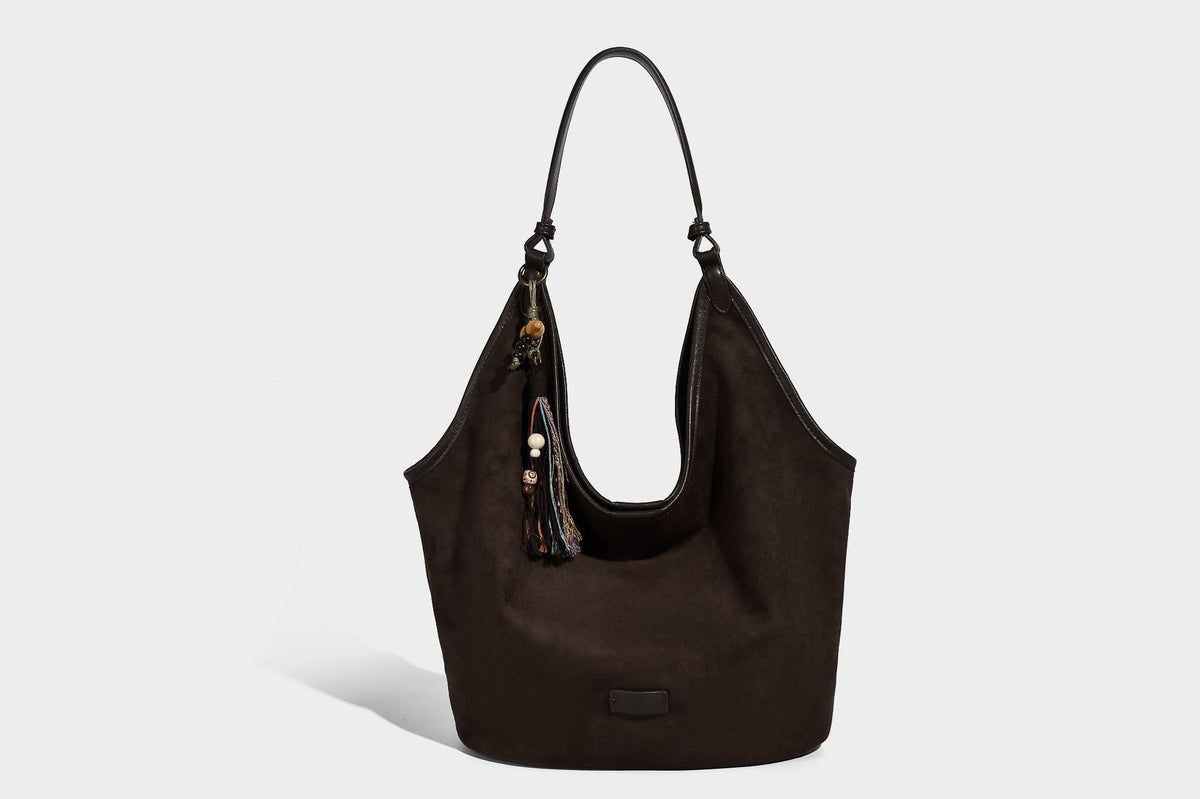 Lässig fallende matte Hobo-Schultertasche in Wildlederoptik mit offenem oberen Rand und optionalem Quasten- und Perlenanhänger, Detailansicht 28