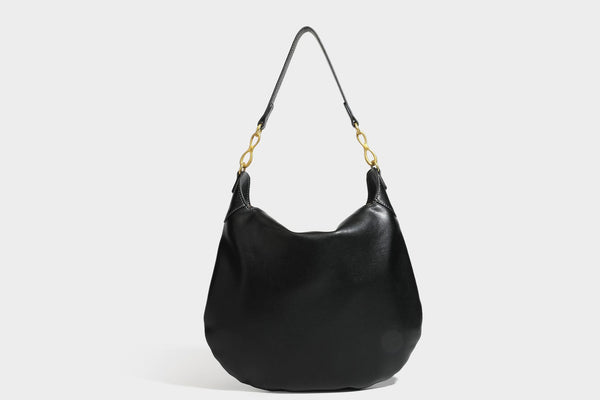 Lässige halbmondförmige Hobo-Schultertasche in Dunkelbraun mit goldfarbenem Ring und Kettenglied-Beschlägen sowie Reißverschluss oben, Detailansicht