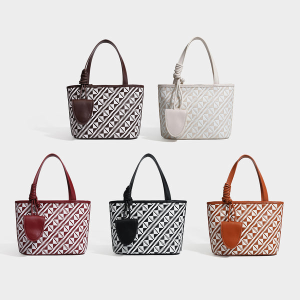 Kleiner, strukturierter Shopper mit gewebtem geometrischem Muster, glatten Besätzen in Lederoptik, geknoteten Henkeln, Reißverschluss und herabhängendem Frontdetail