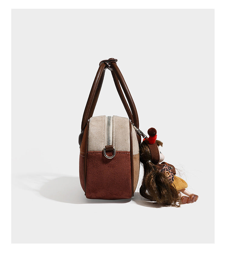 Kleine, strukturierte Henkeltasche aus Patchwork in Farbblöcken aus Beige, Camel, Braun und Rost mit dunkelbrauner Einfassung, herzförmigem