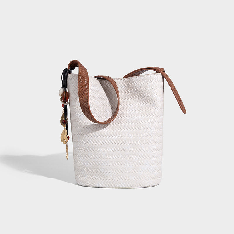 Bucket Bag in Chevron-Weboptik mit Lederoptik, verstellbarem Schulterriemen und goldenem Anhänger, Detailansicht 14