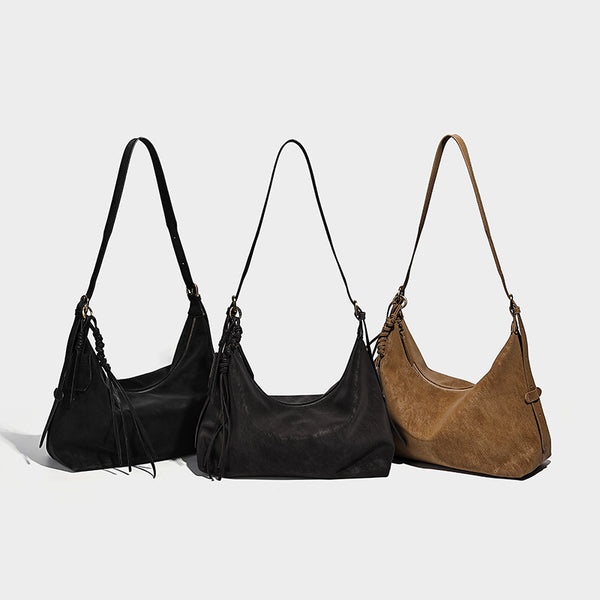 Weiche Hobo-Schultertasche mit matter Oberfläche, Quastenbesatz und goldfarbenen Beschlägen, Detailansicht 2