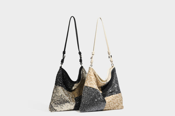 Lässig-weicher Patchwork-Schultershopper mit Pailletten, schwarz-goldenen oder creme-silbernen Colorblocking-Einsätzen und verstellbarem, schmalem Riemen