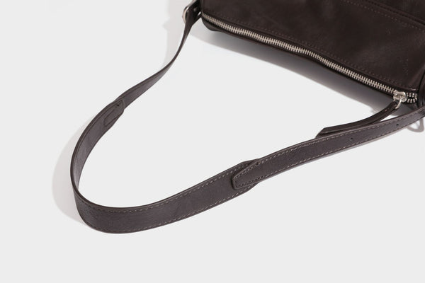 Formstabile rechteckige Schultertasche mit vorderem Überschlag in dunkler Espresso-Lederoptik, silberfarbenen Beschlägen und langem