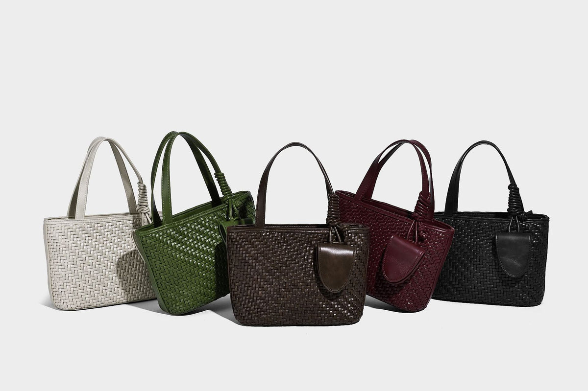 Kleine, formstabile Tote-Bag in gewebter Lederoptik mit geknoteten Henkeln, abnehmbarem Schulterriemen und einem hängenden Mini-Täschchen an der Vorderseite