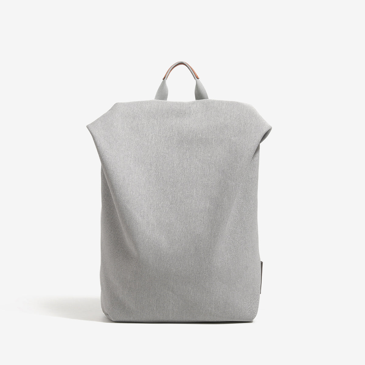 Minimalistischer matter Rucksack aus gewebtem Material mit kurzem Tragegriff und verstellbaren Schulterriemen, Detailansicht 8