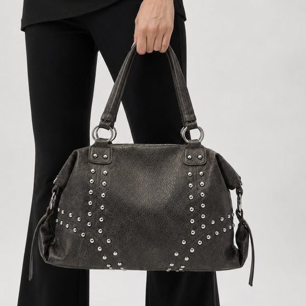 Lässige Schultertasche in dunkelgrauer genarbter Lederoptik mit silberfarbenen kuppelförmigen Nieten im Chevron-Muster, zwei Trägern mit O-Ringen und Reißverschluss oben
