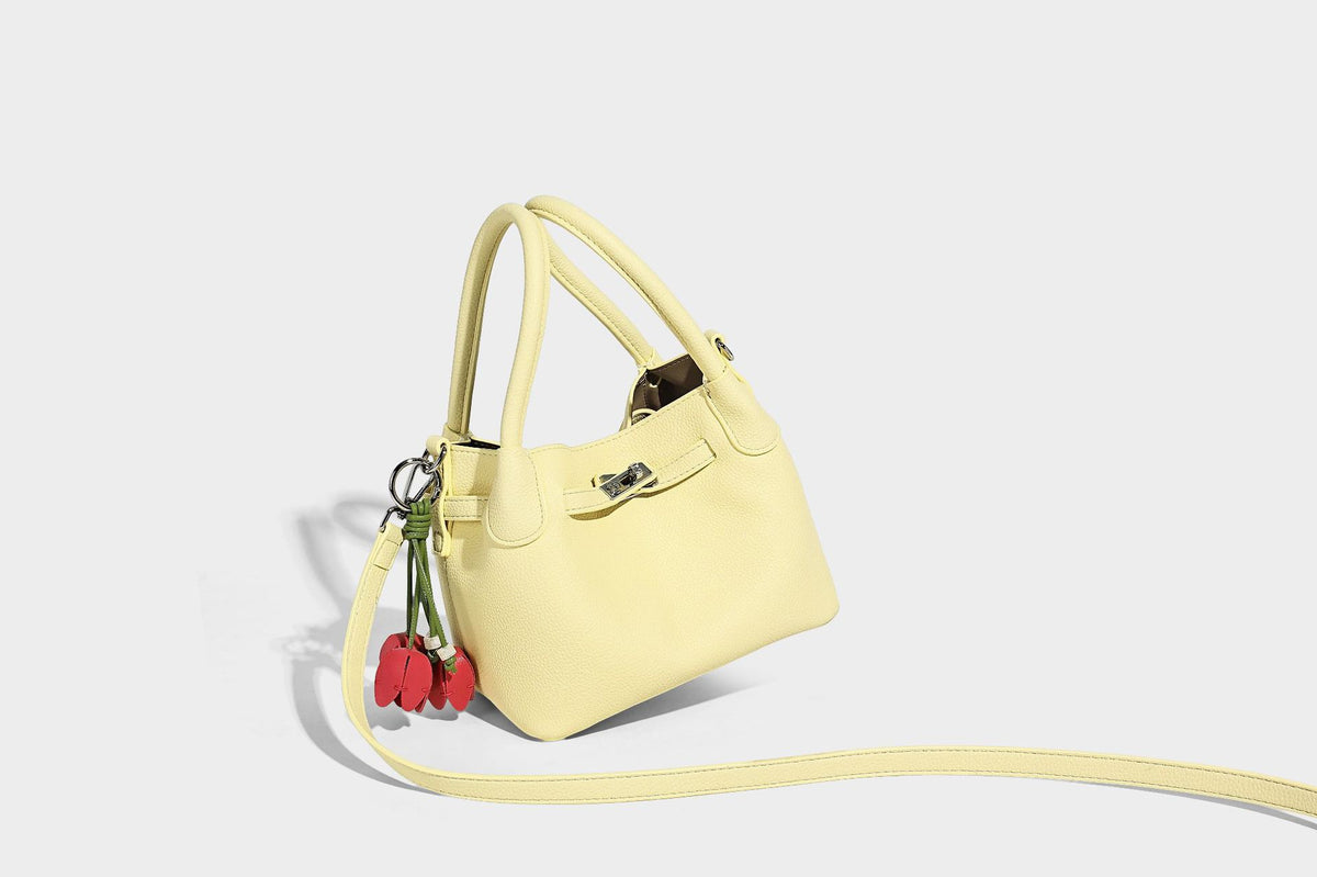 Kleine strukturierte Henkeltasche mit genarbter Oberfläche, silberfarbenem Drehverschluss, zwei Henkeln, abnehmbarem Schulterriemen und