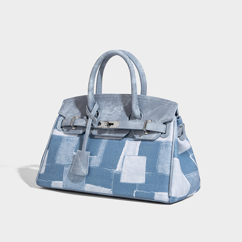 Strukturierte Satchel-Tasche im Patchwork-Design mit zwei Tragegriffen, Klappe mit Drehverschluss und silberfarbenen Beschlägen, Detailansicht 8