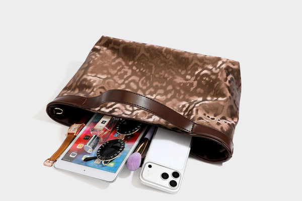 Glänzende Tote-Bag mit Leopardenmuster, dunkelbraunem Besatz in Lederoptik und zwei Tragegriffen, Detailansicht 34