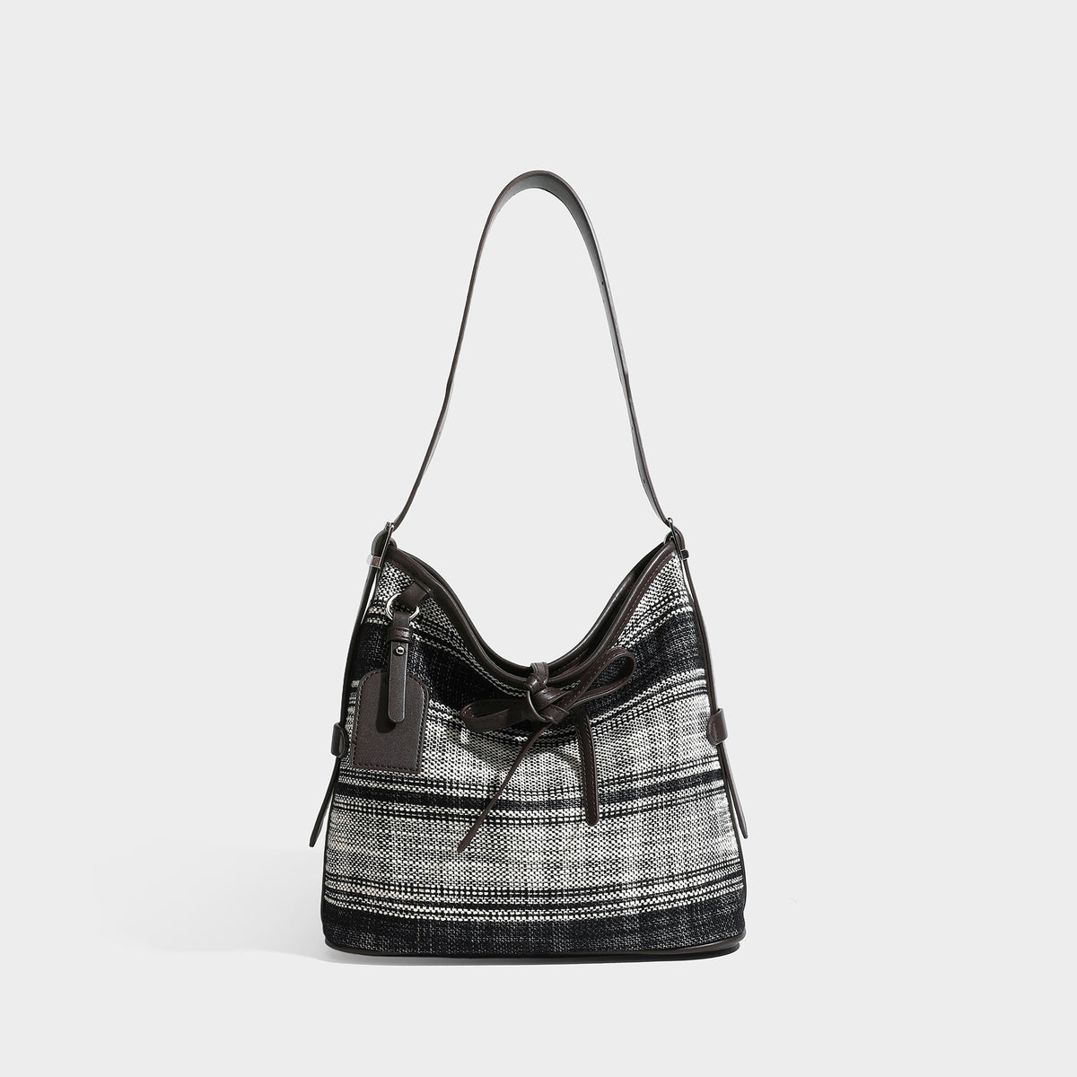 Schwarz-weiß karierte Hobo-Schultertasche aus gewebtem Material mit dunkelbrauner Einfassung in Lederoptik, Kordelzugverschluss und langem, verstellbarem