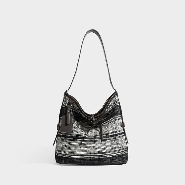 Schwarz-weiß karierte Hobo-Schultertasche aus gewebtem Material mit dunkelbrauner Einfassung in Lederoptik, Kordelzugverschluss und langem, verstellbarem