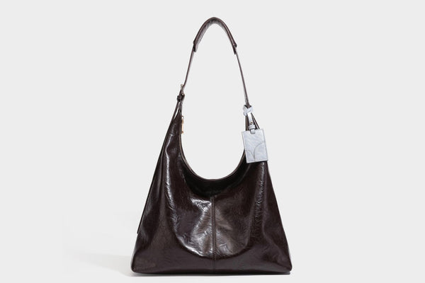 Große dunkelbraune, glänzende, geknautschte Hobo-Schultertasche mit Reißverschluss, goldfarbenen Beschlägen, verstellbarem Riemen und hellblauem