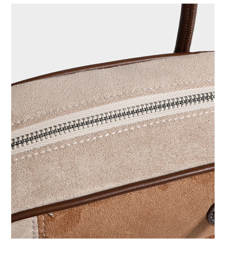 Kleine, strukturierte Henkeltasche aus Patchwork in Farbblöcken aus Beige, Camel, Braun und Rost mit dunkelbrauner Einfassung, herzförmigem