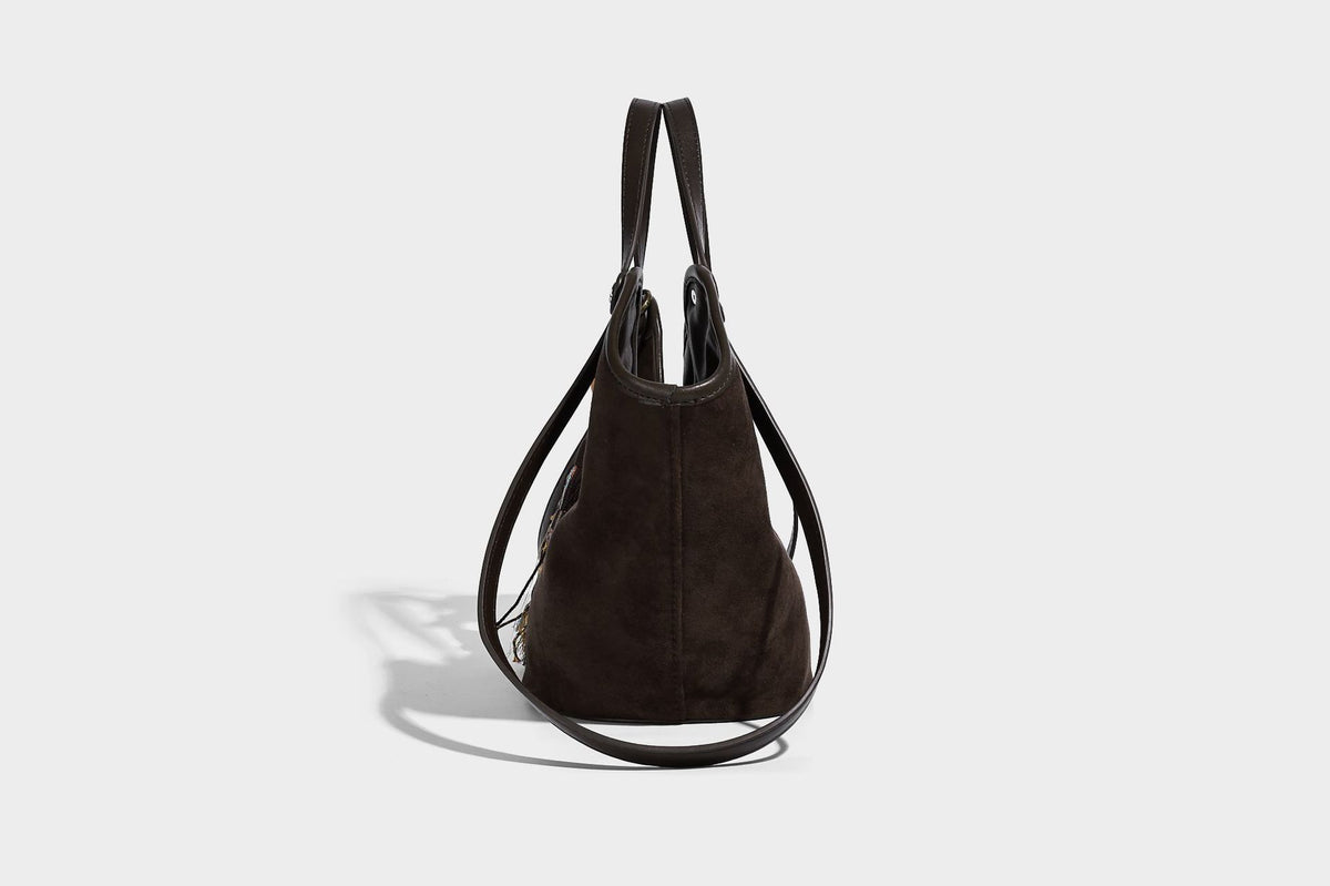 Dunkelbraune Hobo-Schultertasche mit matter Velourslederoptik, geschwungener Silhouette mit offenem oberen Abschluss, zwei Schulterriemen und abnehmbarem