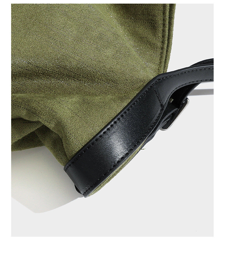 Lässig weich fallende olivgrüne Tote-Bag in Canvas-Optik mit Henkeln aus schwarzer Lederoptik, abnehmbarem Reißverschlusstäschchen und Beschlägen in Silberoptik