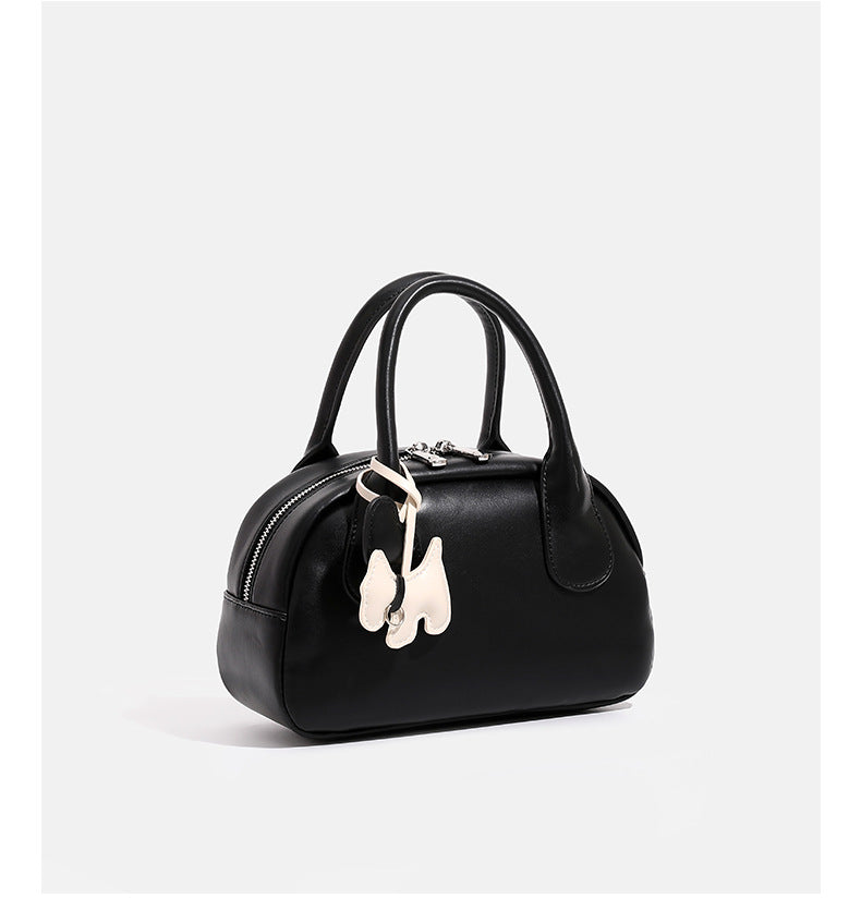 Mini-Handtasche in Kuppelform mit glatter Oberfläche in Lederoptik, zwei Henkeln, Reißverschluss oben, silberfarbenen Metalldetails und herabhängendem