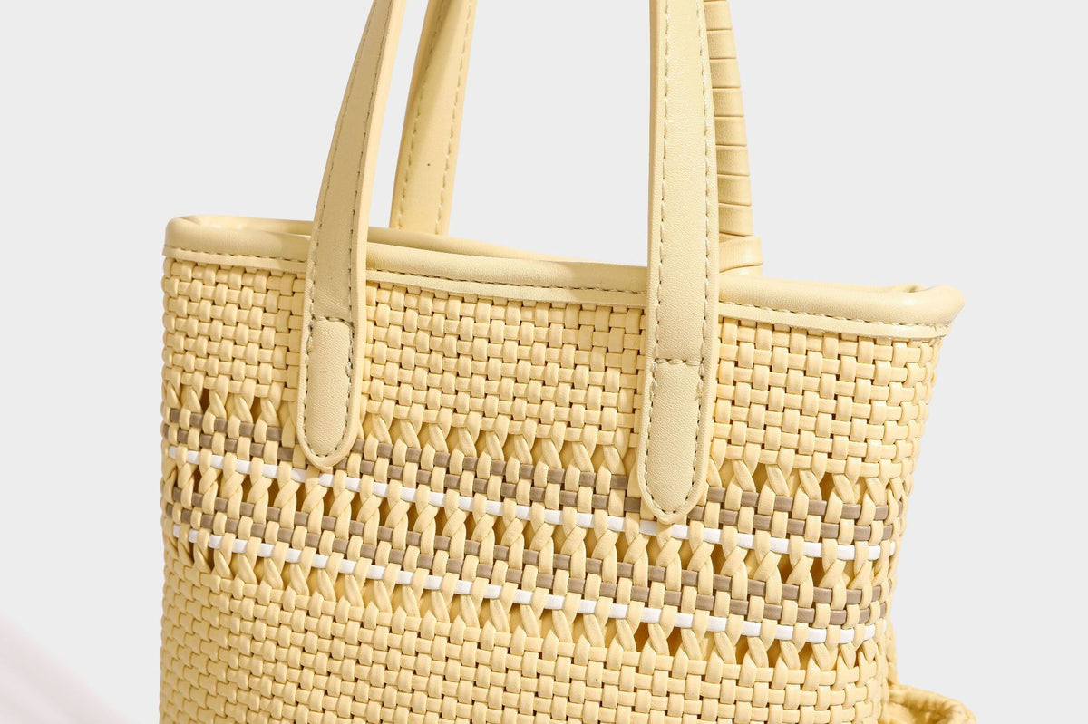 Kleine, formstabile Korb-Shopper-Tasche aus geflochtenem Material mit umwickelten Griffen in Lederoptik und silberfarbenen Verschlussbeschlägen, Detailansicht 46