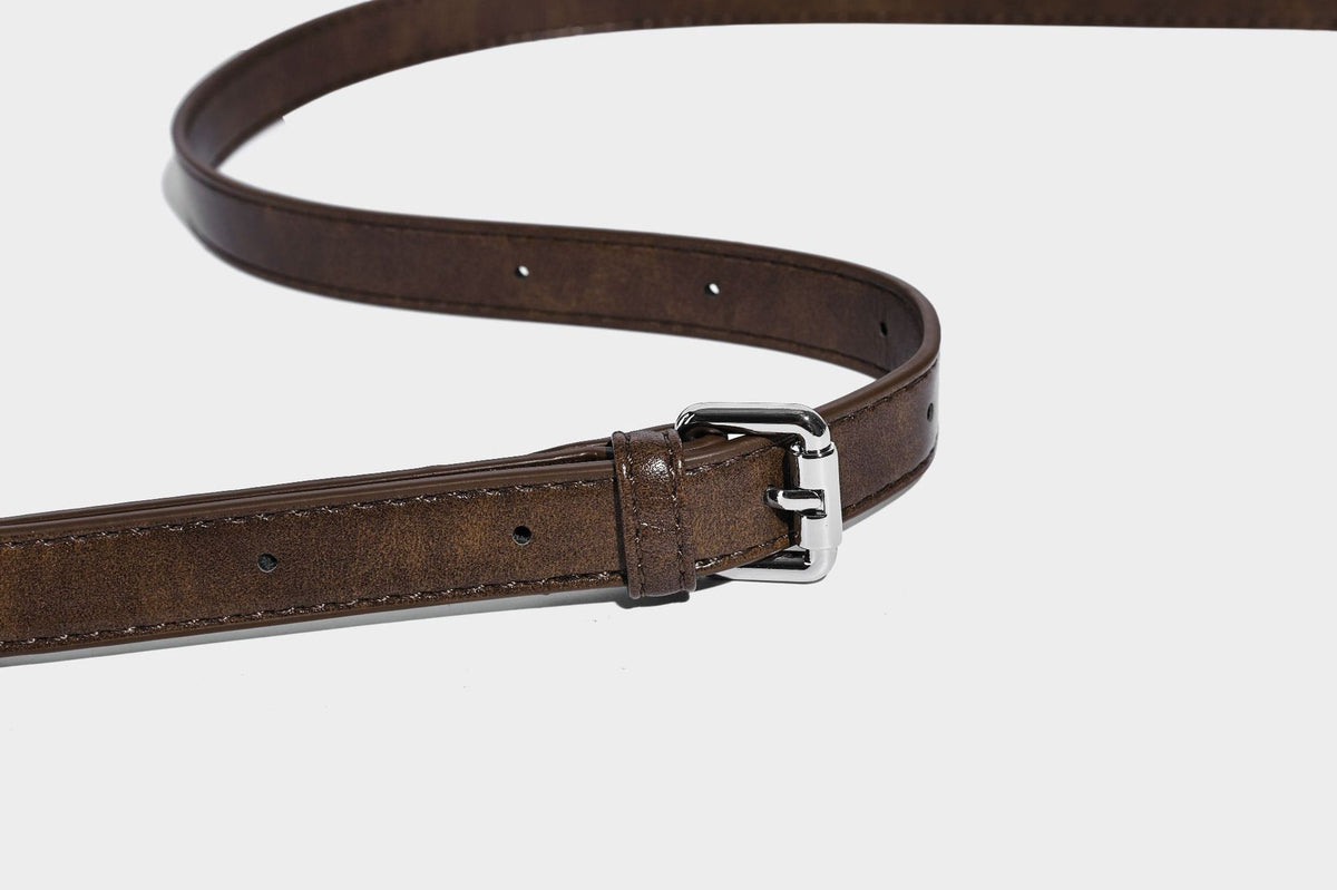 Hobo-Schultertasche in Halbmondform mit Webstruktur, geknotetem Tragegriff, befestigter kleiner Tasche mit Überschlag und verstellbarem Riemen in warmem