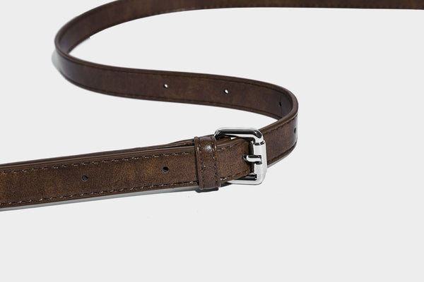 Hobo-Schultertasche in Halbmondform mit Webstruktur, geknotetem Tragegriff, befestigter kleiner Tasche mit Überschlag und verstellbarem Riemen in warmem