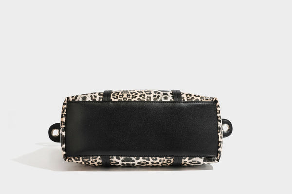 Shopper in glänzender Lederoptik mit Leopardenprint, schwarzem Besatz, Reißverschluss oben und zwei Schulterriemen, Detailansicht 37